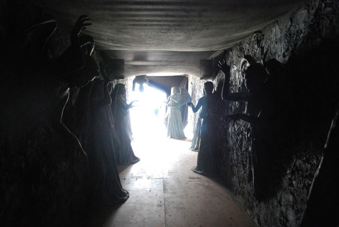 Weeping-Angel-Corridor-2 http://theplanetfarthestfrom.blogspot.co.uk/